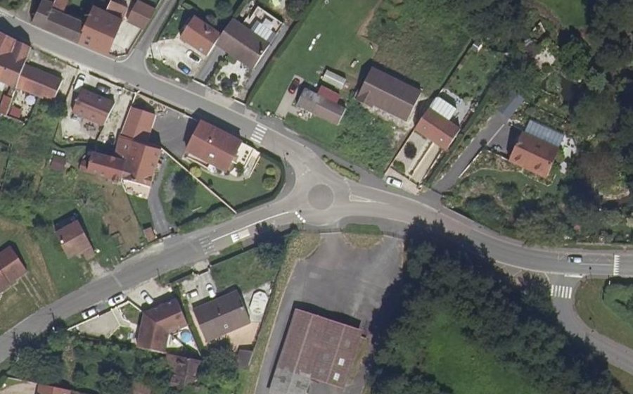 Vue aérienne du Rond-point anonyme n°164357305