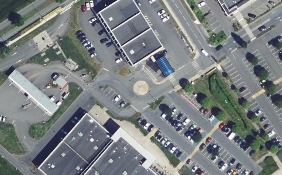 Vue aérienne du Rond-point anonyme n°164393612