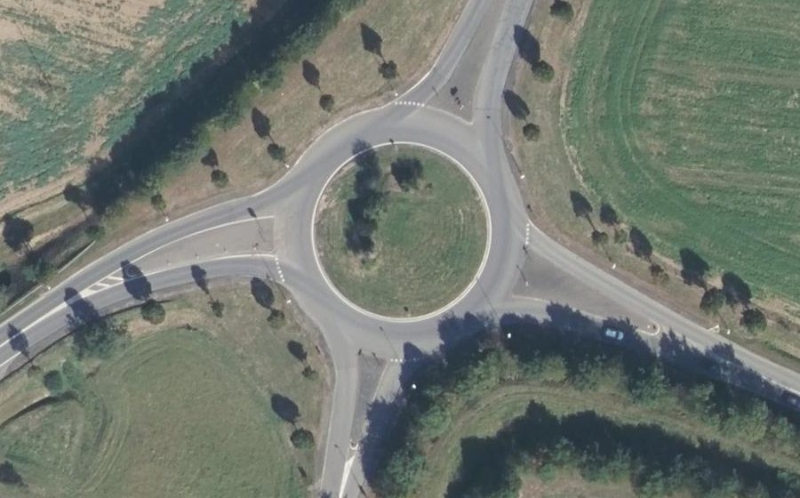 Vue aérienne du Rond-point anonyme n°164427589