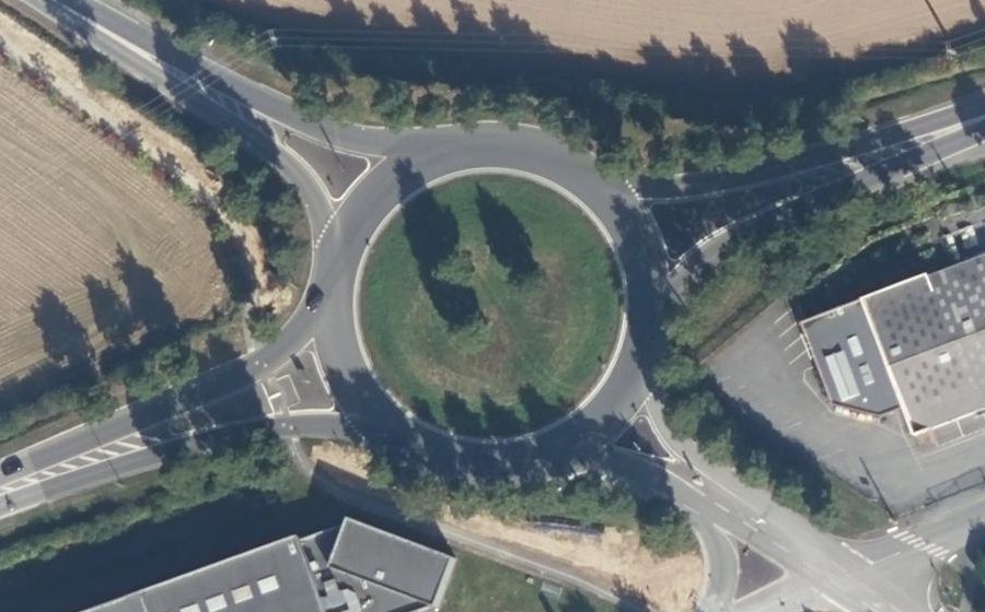 Vue aérienne du Rond-point anonyme n°164427592