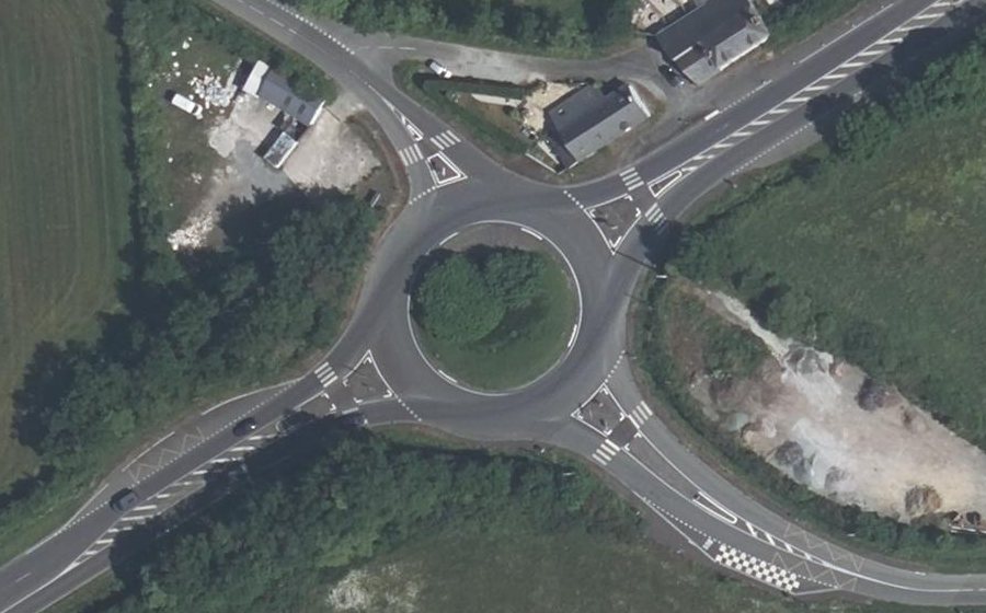 Vue aérienne du Rond-point anonyme n°164429700