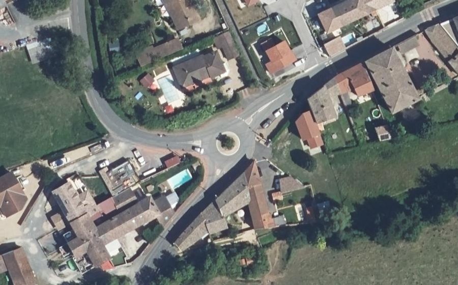 Vue aérienne du Rond-point anonyme n°164433128