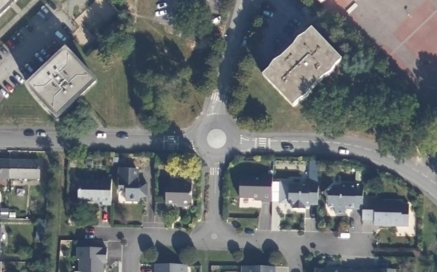 Vue aérienne du Rond-point anonyme n°164450364