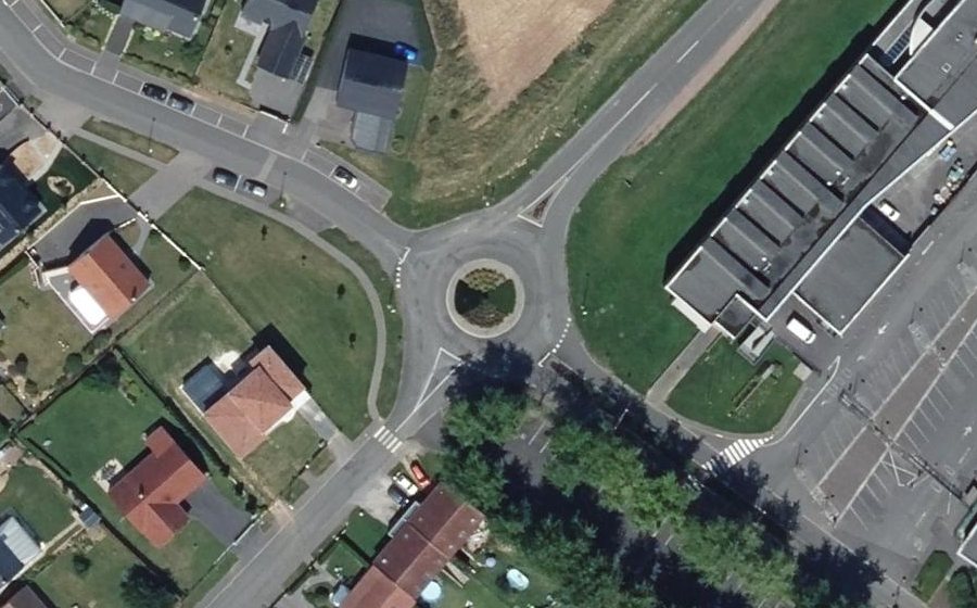 Vue aérienne du Rond-point anonyme n°164577124