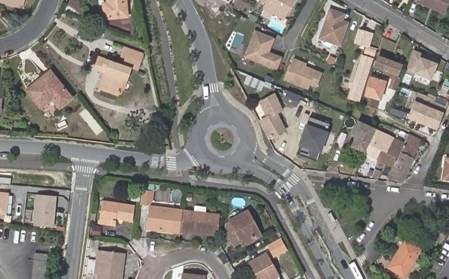 Vue aérienne du Rond-point anonyme n°164579692