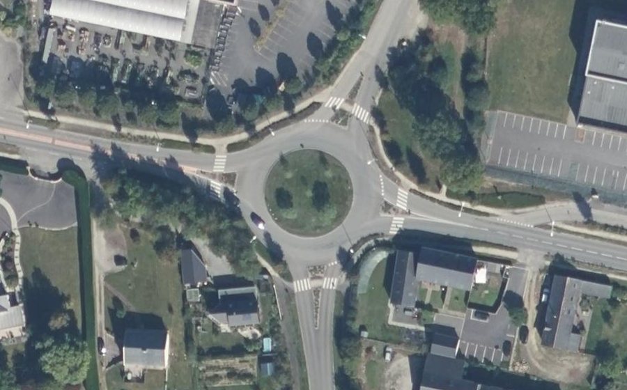 Vue aérienne du Rond-point anonyme n°164584009
