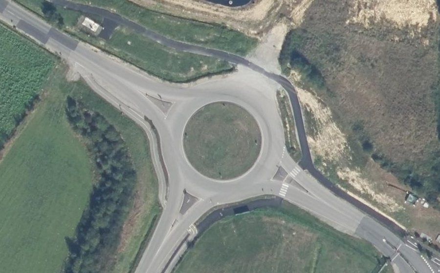 Vue aérienne du Rond-point anonyme n°164592380