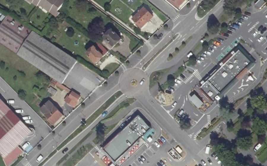 Vue aérienne du Rond-point anonyme n°164618768
