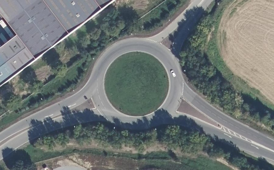 Vue aérienne du Rond-point anonyme n°164647478