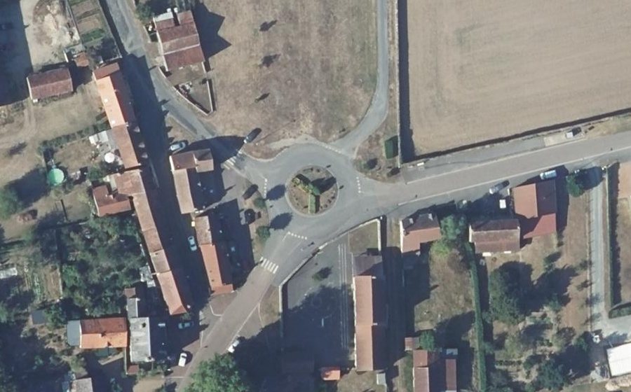 Vue aérienne du Rond-point anonyme n°164660232