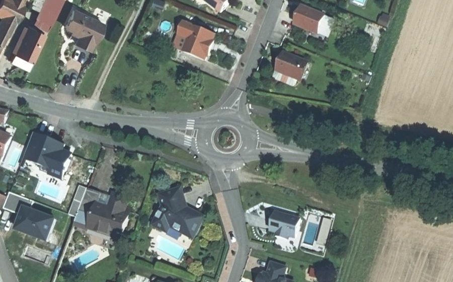 Vue aérienne du Rond-point anonyme n°164667368