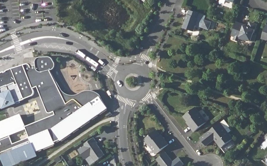 Vue aérienne du Rond-point anonyme n°164671375