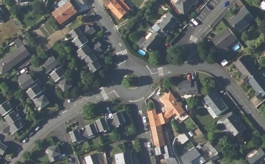 Vue aérienne du Rond-point anonyme n°164672142
