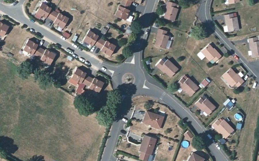 Vue aérienne du Rond-point anonyme n°164688123