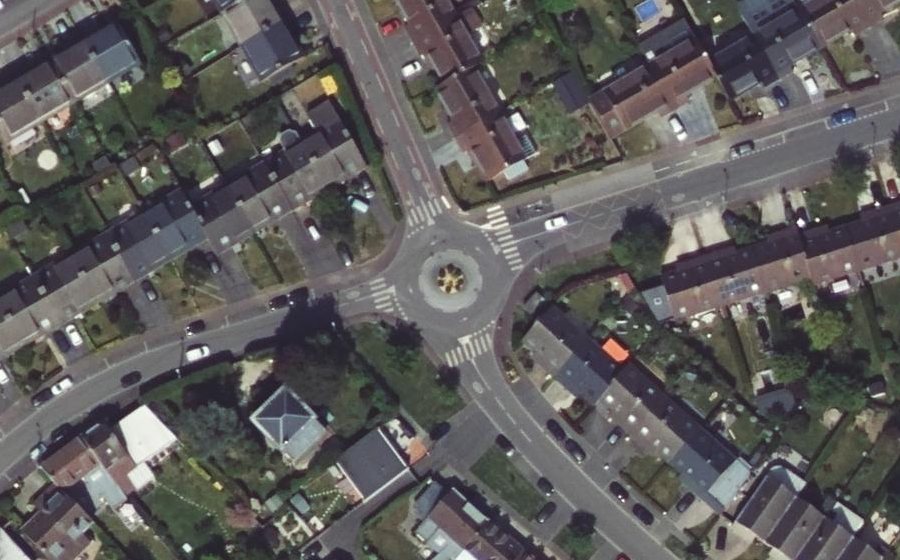 Vue aérienne du Rond-point anonyme n°164688576