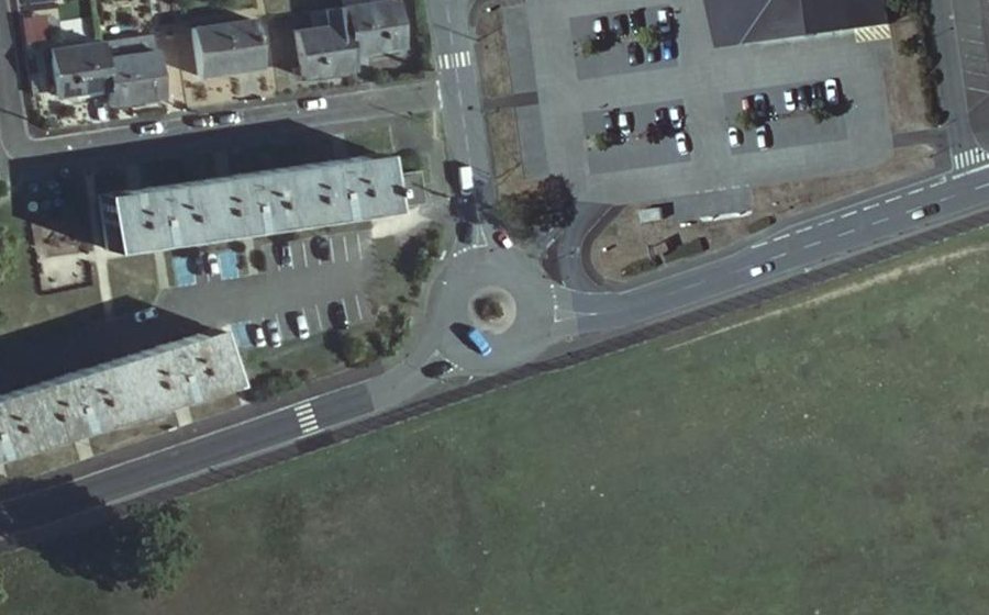 Vue aérienne du Rond-point anonyme n°164695604