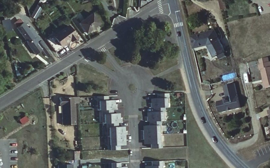 Vue aérienne du Rond-point anonyme n°164706677