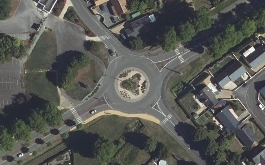 Vue aérienne du Rond-point anonyme n°164763552