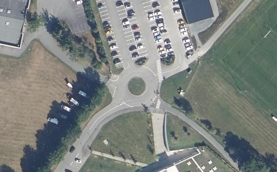 Vue aérienne du Rond-point anonyme n°164820699