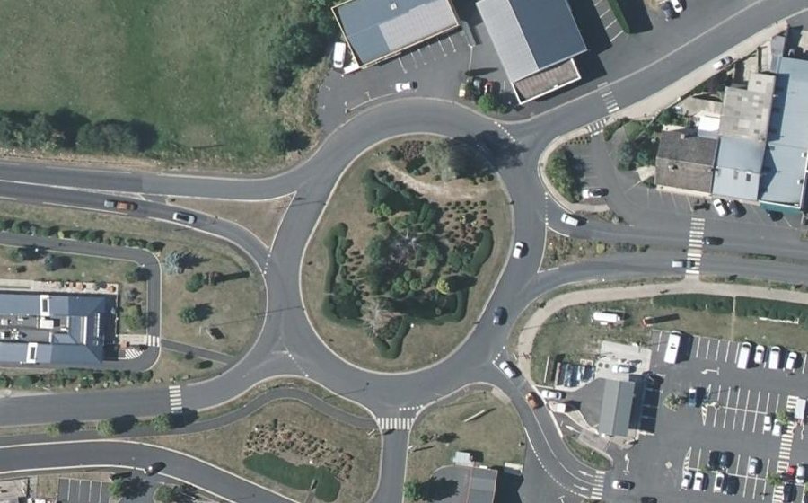 Vue aérienne du Rond-point anonyme n°164822499