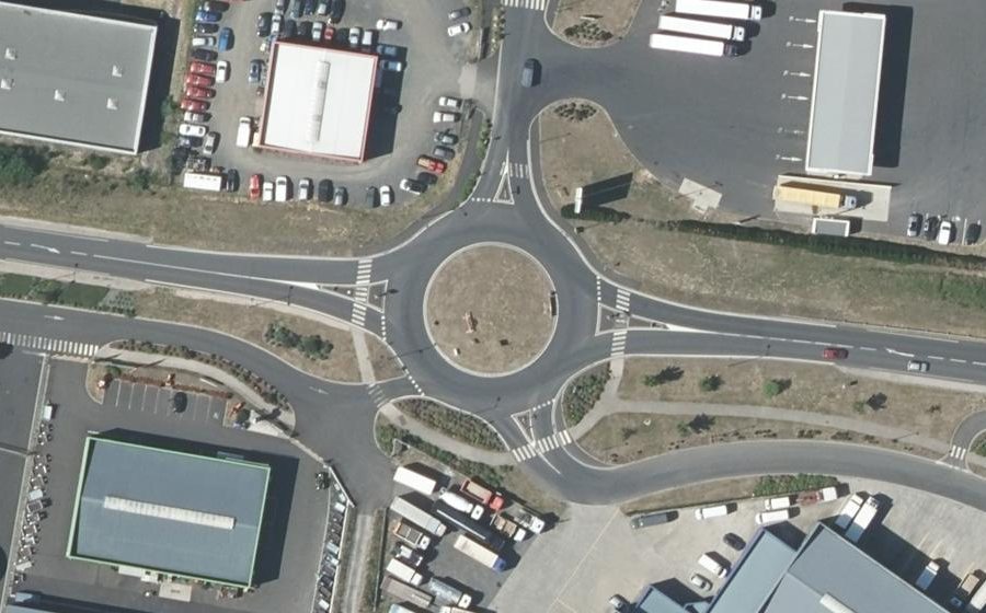 Vue aérienne du Rond-point anonyme n°164822502