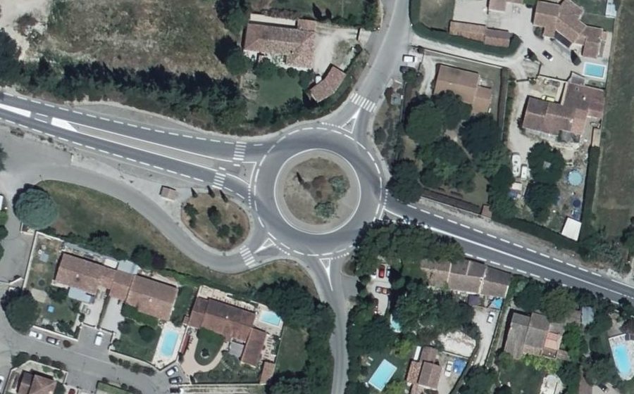 Vue aérienne du Rond-point anonyme n°164825278