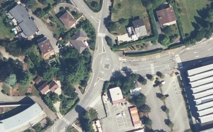 Vue aérienne du Rond-point anonyme n°164826924