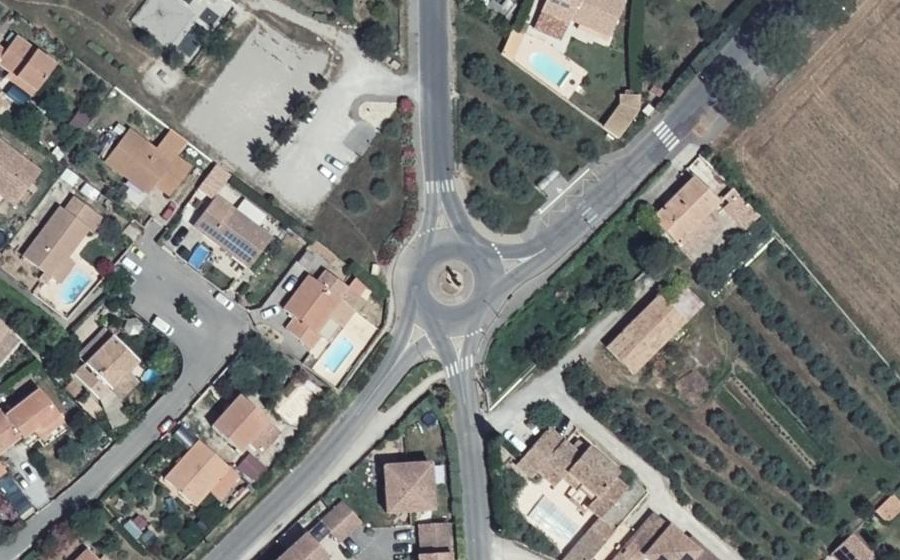 Vue aérienne du Rond-point anonyme n°164854226