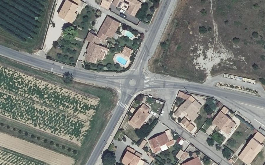 Vue aérienne du Rond-point anonyme n°164856516