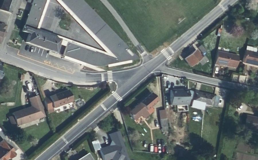 Vue aérienne du Rond-point anonyme n°164863738