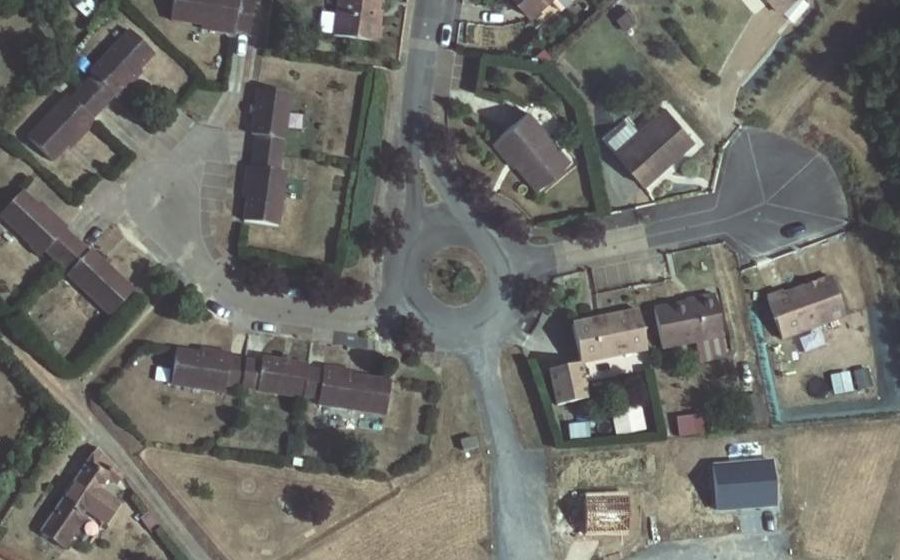 Vue aérienne du Rond-point anonyme n°164865365