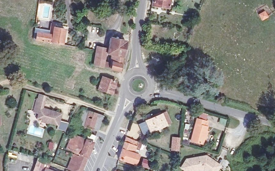 Vue aérienne du Rond-point anonyme n°164886368
