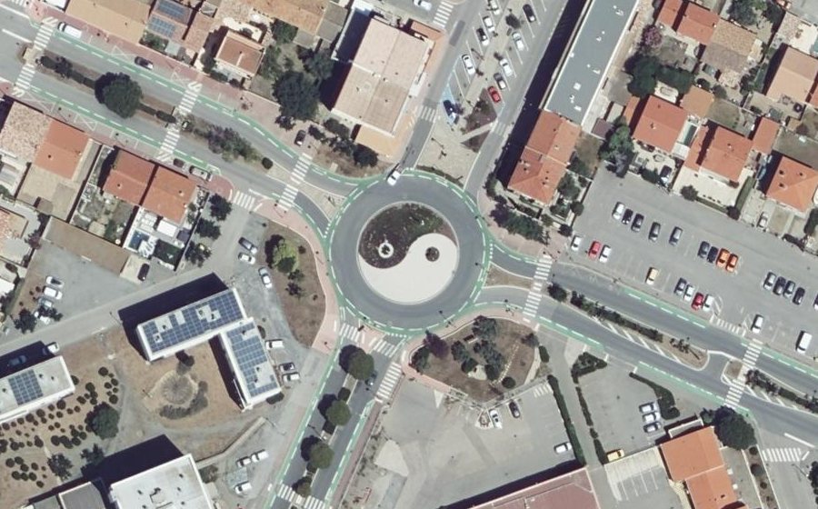 Vue aérienne du Rond-point anonyme n°164916810