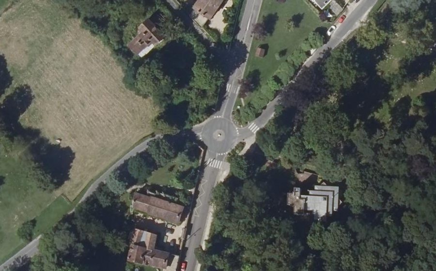 Vue aérienne du Rond-point anonyme n°164929433