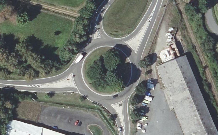 Vue aérienne du Rond-point anonyme n°164931814