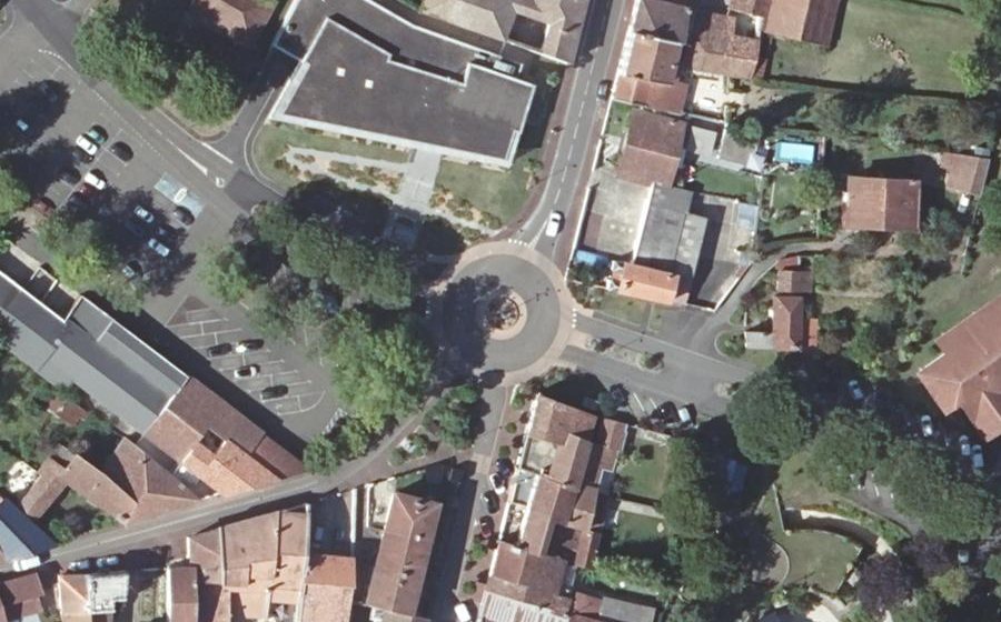 Vue aérienne du Rond-point anonyme n°164933410