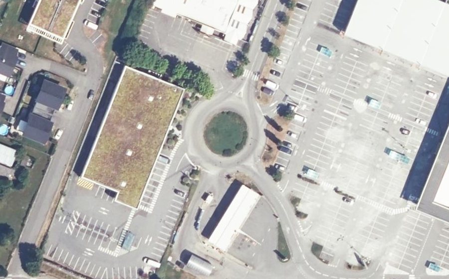 Vue aérienne du Rond-point anonyme n°164943788