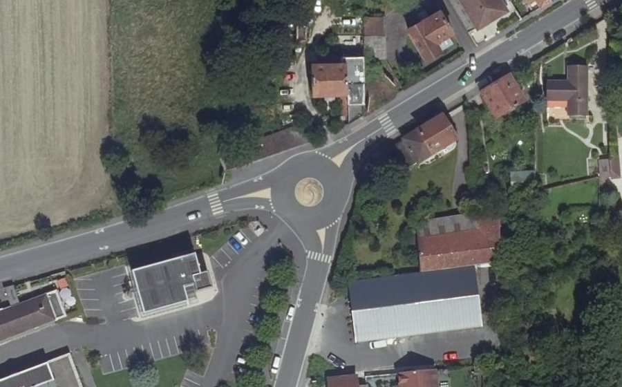 Vue aérienne du Rond-point anonyme n°164948317