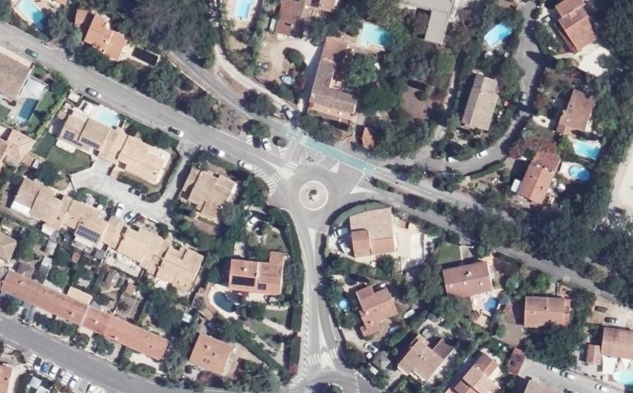 Vue aérienne du Rond-point anonyme n°164960382