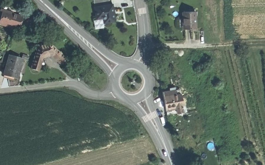 Vue aérienne du Rond-point anonyme n°164964137