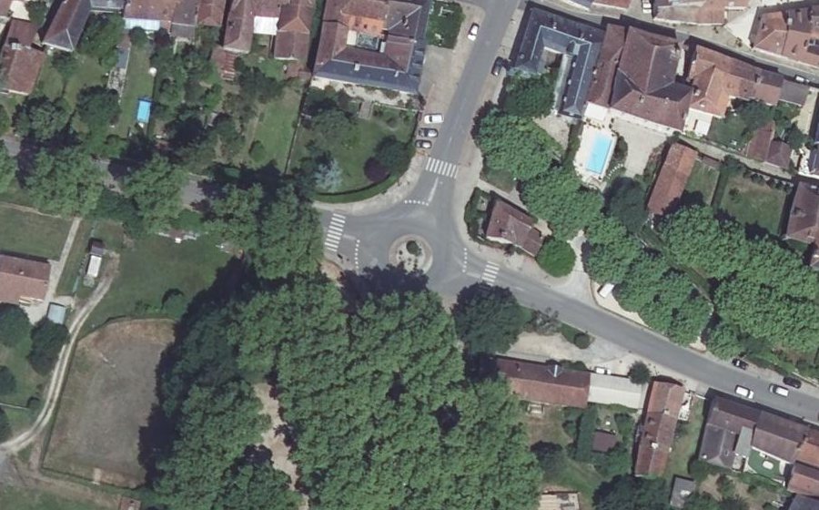 Vue aérienne du Rond-point anonyme n°164968616