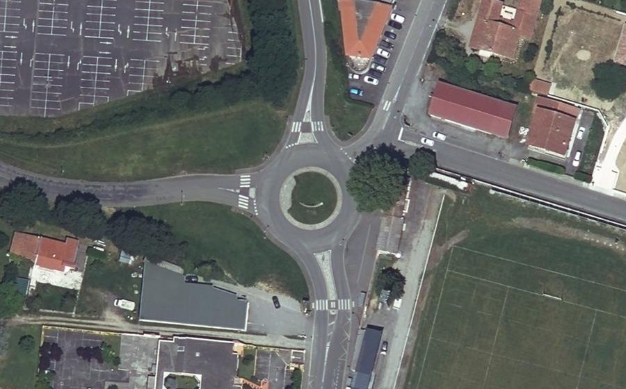 Vue aérienne du Rond-point anonyme n°164969021