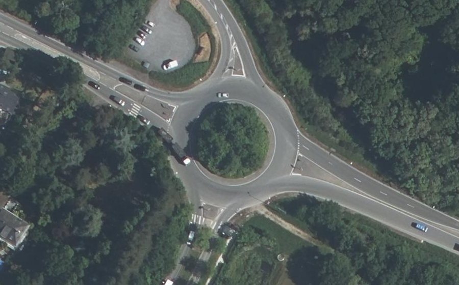Vue aérienne du Rond-point anonyme n°164985996
