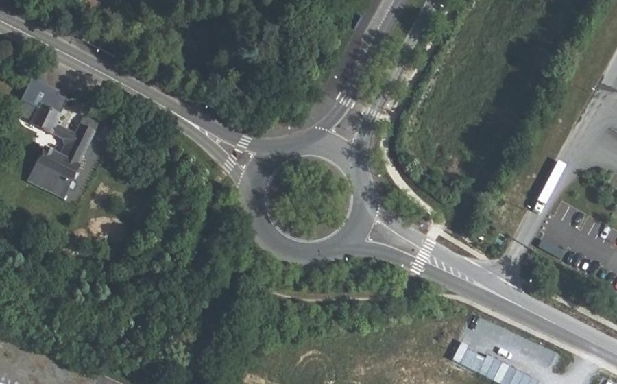 Vue aérienne du Rond-point anonyme n°164985997