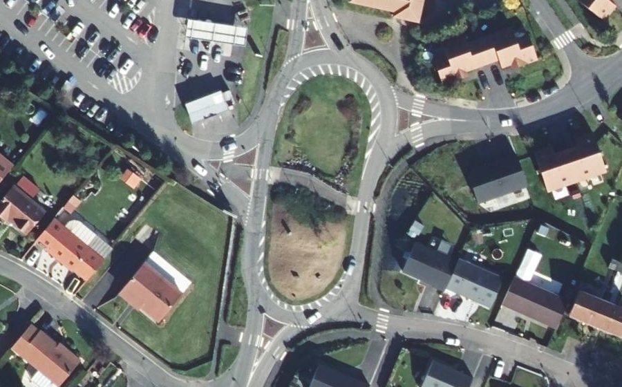 Vue aérienne du Rond-point anonyme n°165094059