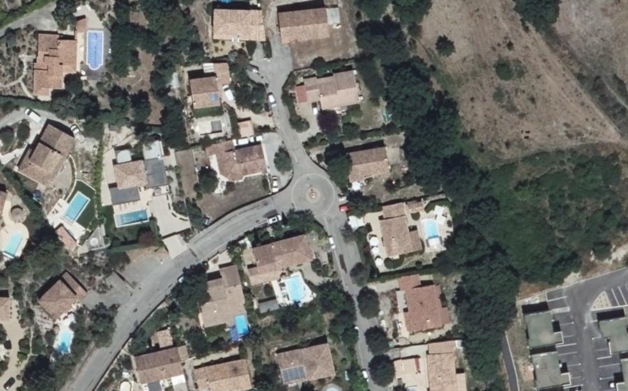 Vue aérienne du Rond-point anonyme n°165194871
