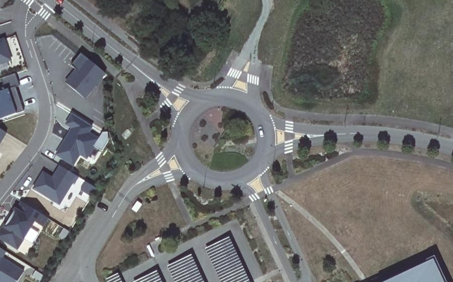 Vue aérienne du Rond-point anonyme n°165198583