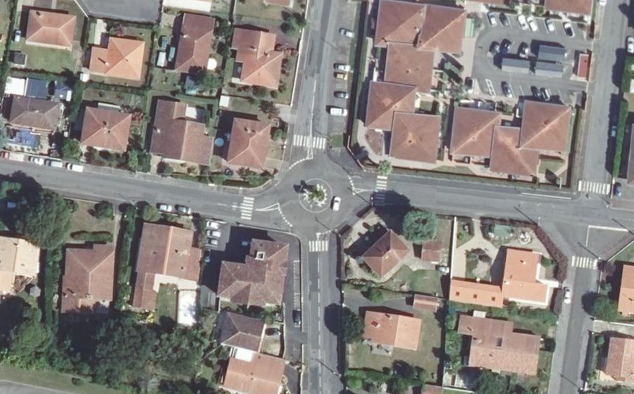 Vue aérienne du Rond-point anonyme n°165199527