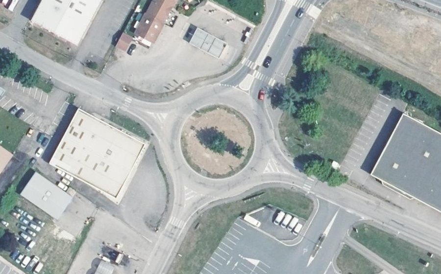 Vue aérienne du Rond-point anonyme n°165244433