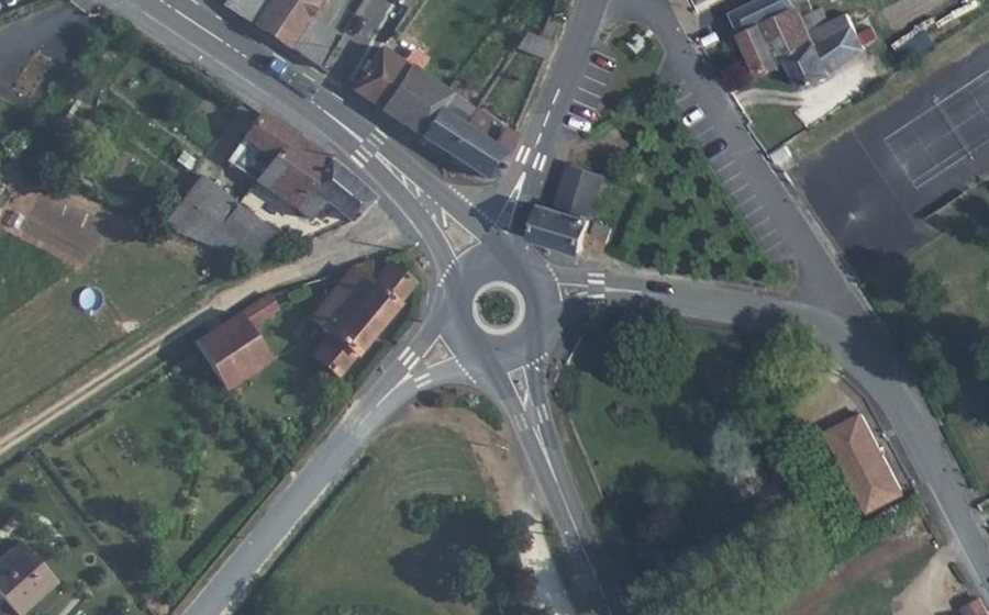Vue aérienne du Rond-point anonyme n°165245507